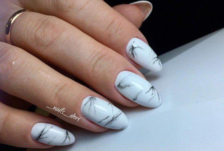 Manucure blanche avec des taches