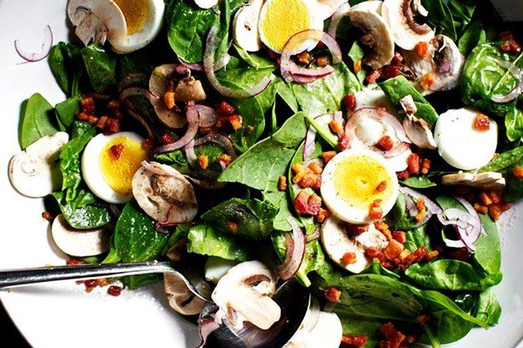 Salade tiède d'épinards aux œufs et aux champignons