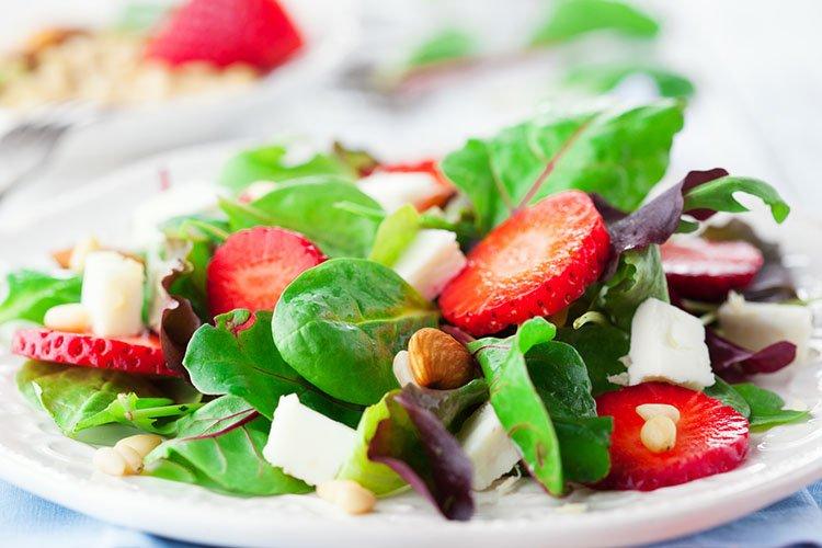 Salade de fraises, épinards et amandes