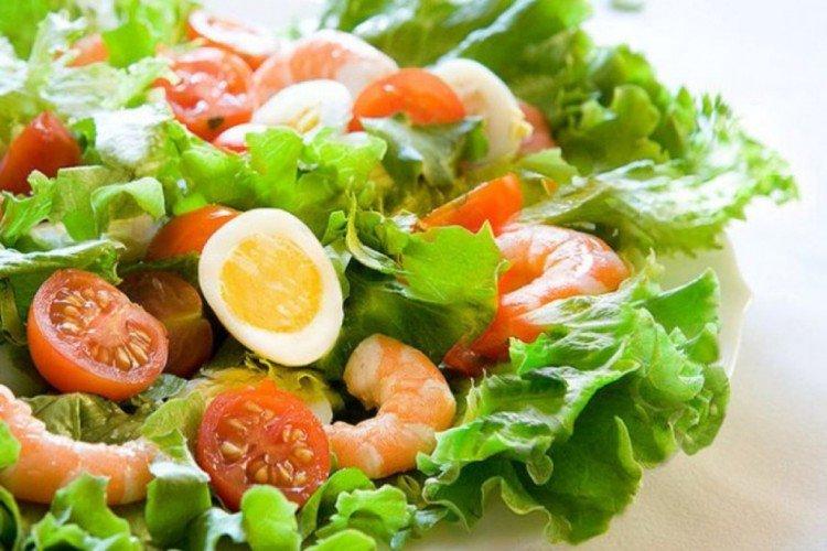 Salade de crevettes, saumon et œufs de caille