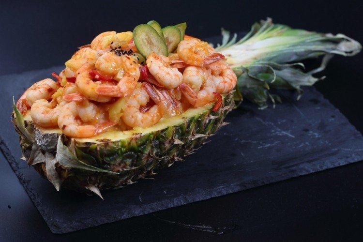 Salade d'ananas, saumon et crevettes