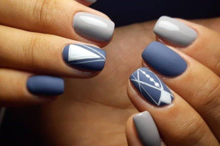 Manucure bleue avec du gris