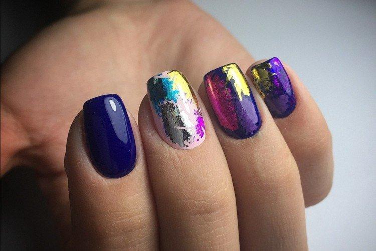 Manucure bleue avec du papier d'aluminium