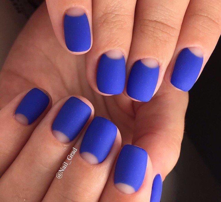 Manucure bleu français et lune