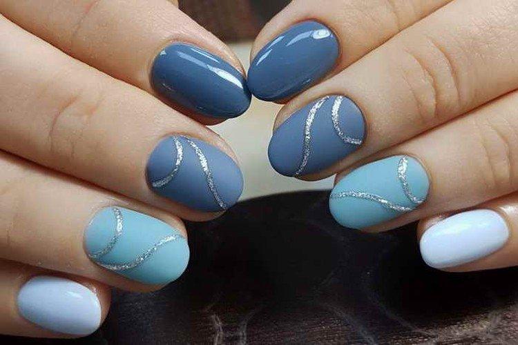 Manucure bleue avec du gris
