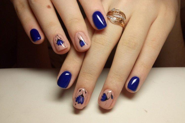 Manucure bleue avec beige