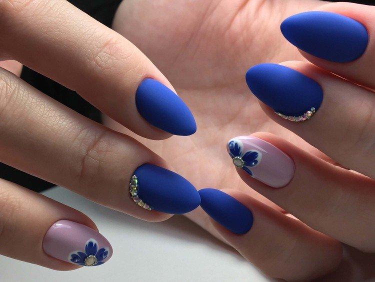 Manucure bleue - photos et idées
