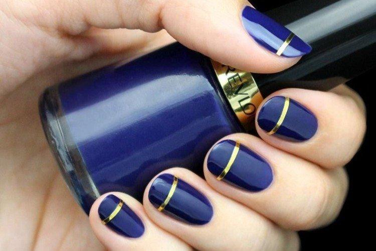 Manucure bleue avec de l'or