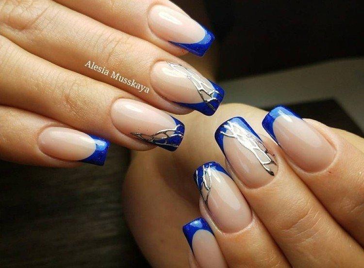 Manucure bleu français et lune