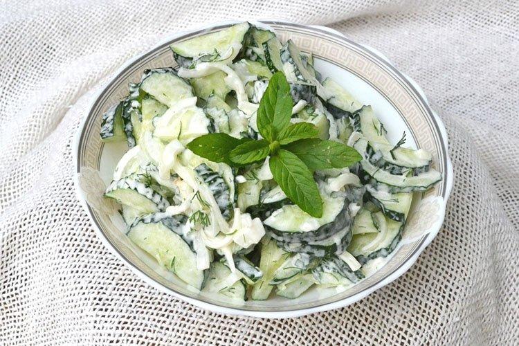 Salade diététique au concombre et à la menthe