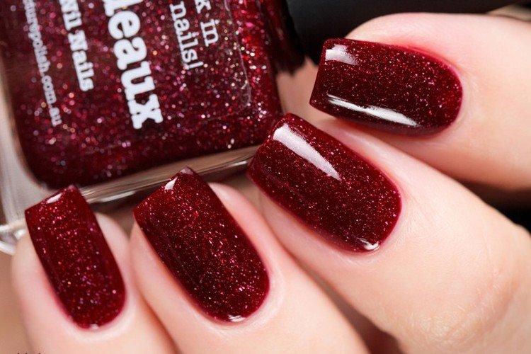 Manucure bordeaux aux reflets scintillants