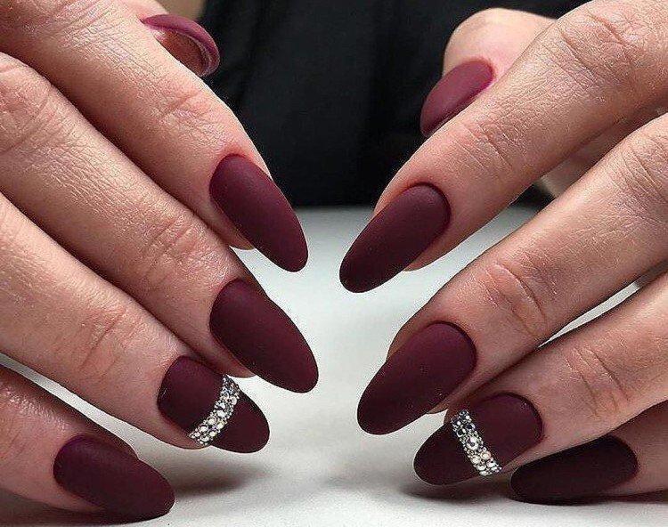 Manucure bourguignonne aux pierres