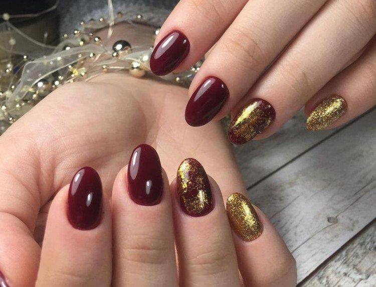 Manucure bordeaux avec de l'or