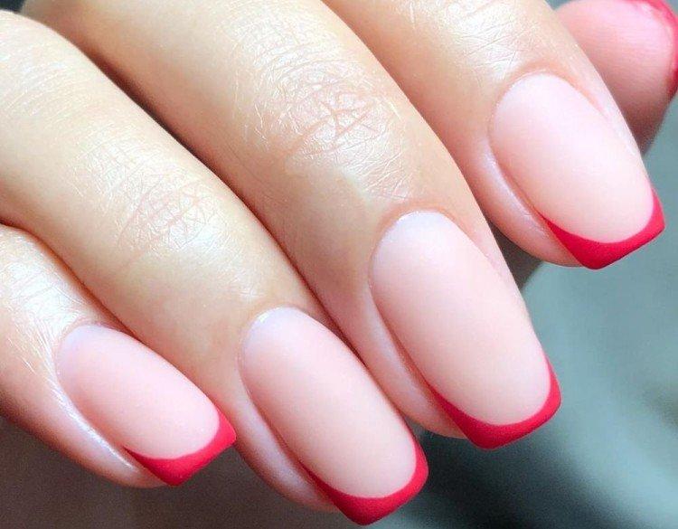 Manucure française mate et lune