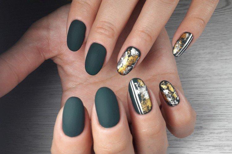 Manucure mate avec papier d'aluminium