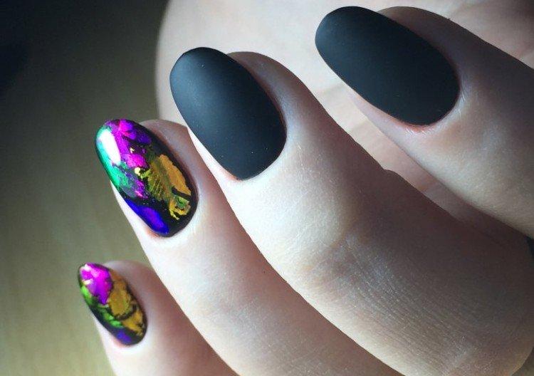 Manucure mate avec papier d'aluminium