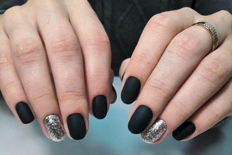 Manucure noir mat