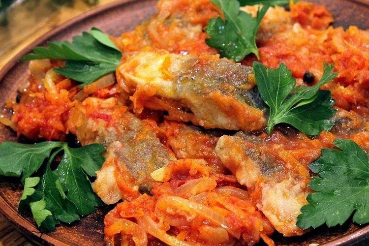 Filet de cabillaud au four avec carottes et oignons