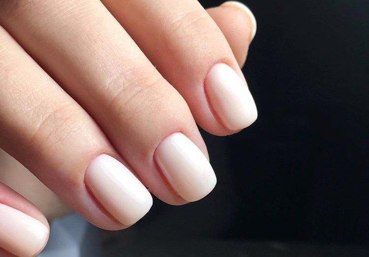 Manucure au lait monochrome