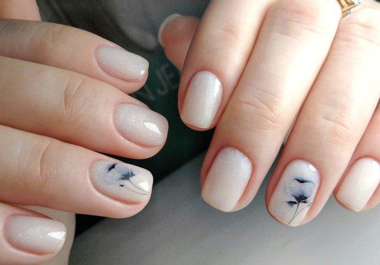 Manucure au lait avec des autocollants