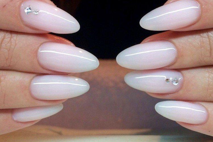 Manucure laiteuse translucide