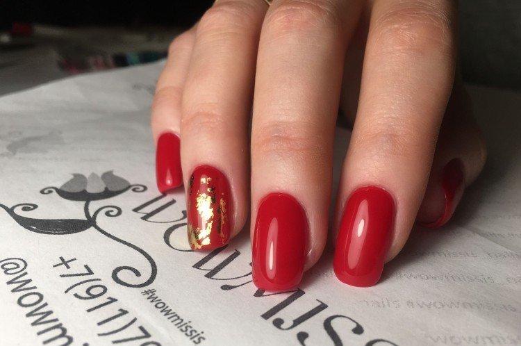 Manucure rouge sur ongles carrés