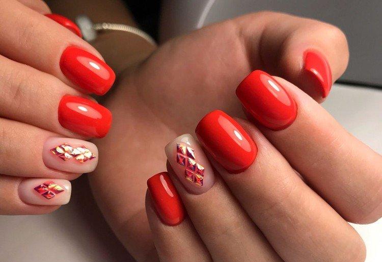 Manucure rouge sur ongles carrés