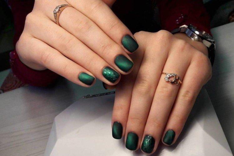 Manucure colorée pour ongles carrés