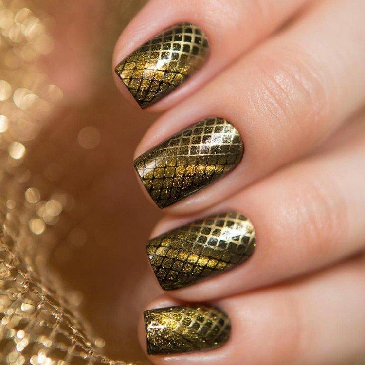 Manucure oeil de chat avec estampage