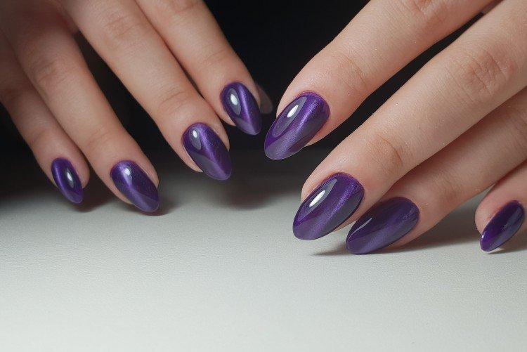 Manucure oeil de chat violet