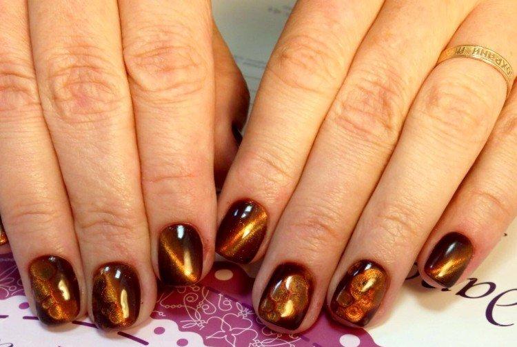 Oeil de chat manucure doré