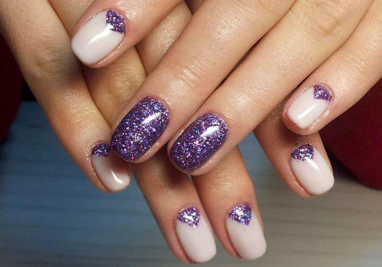 Manucure française et paillettes de lune