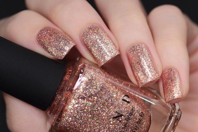 Manucure pailletée rose