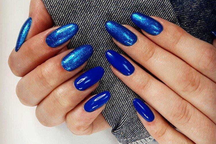 Manucure à paillettes sombres