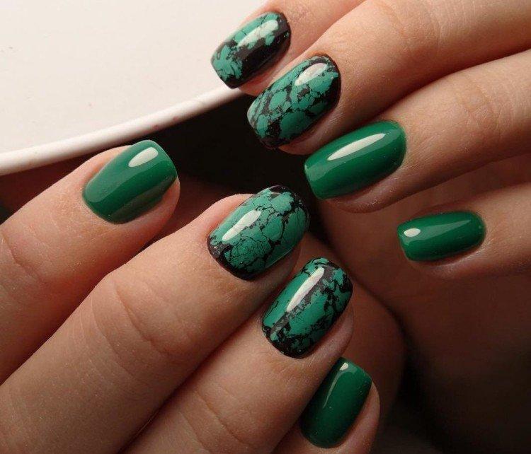 Manucure vert foncé