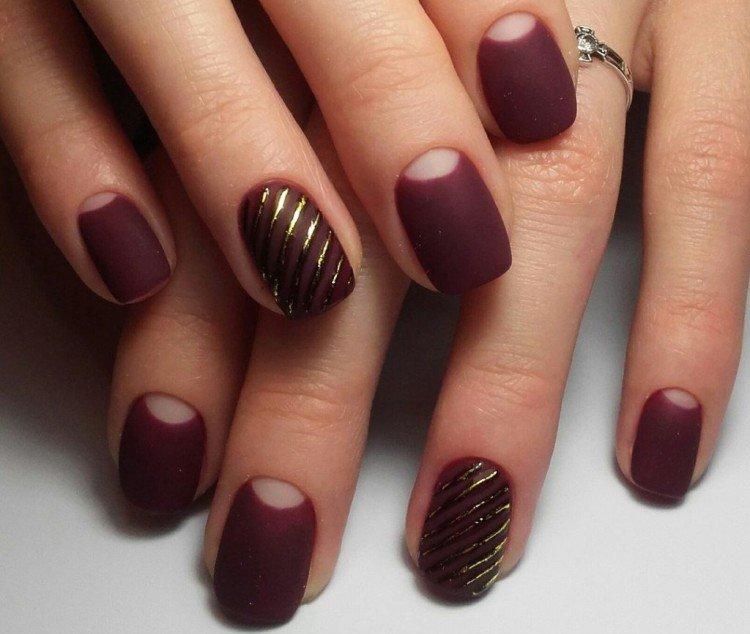 Manucure française foncée et lune