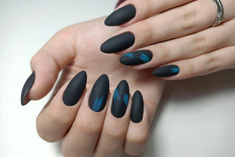 Manucure mat foncé