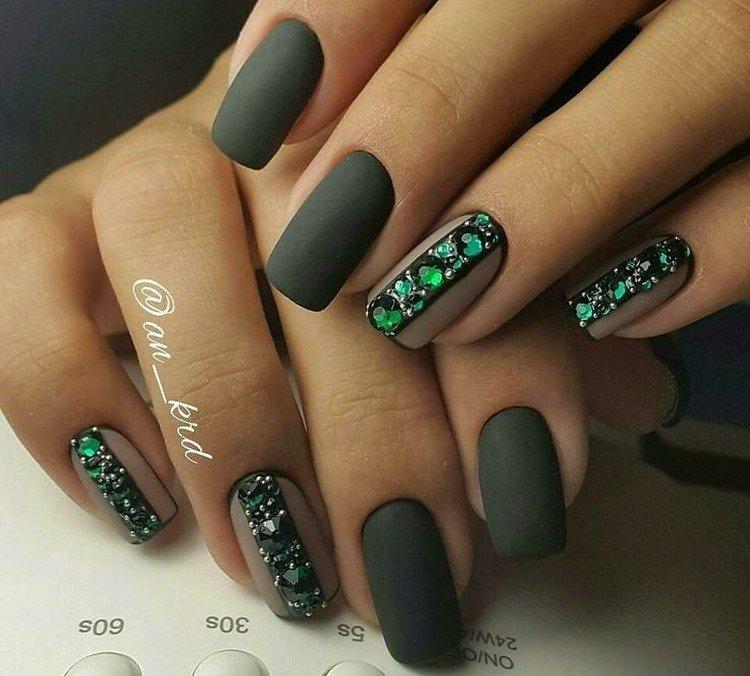 Manucure sombre - photos et idées