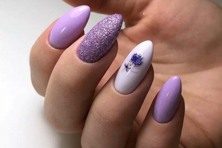 Manucure blanche et violette