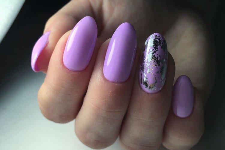 Manucure violette avec papier d'aluminium