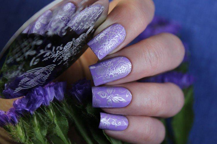 Manucure violette avec estampage