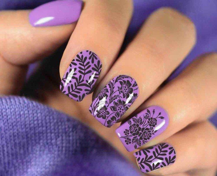 Manucure violette avec estampage