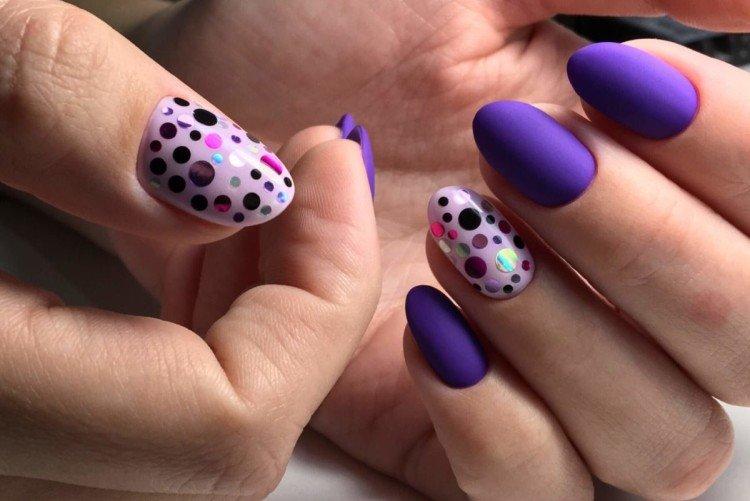 Manucure violette avec kamifubiki