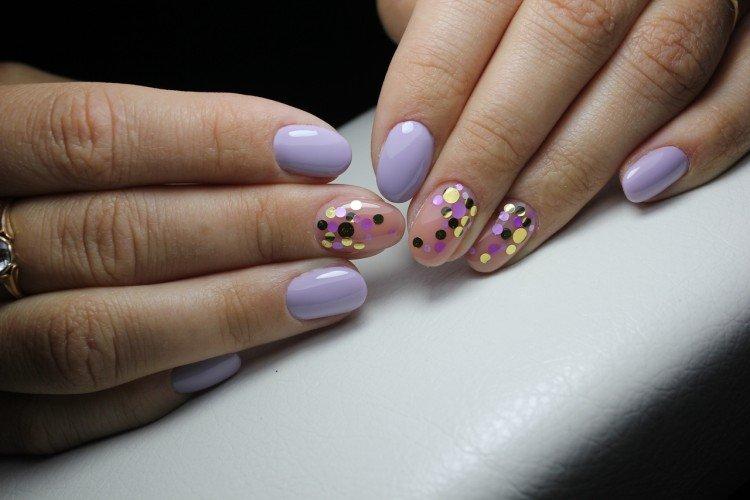 Manucure violette avec kamifubiki