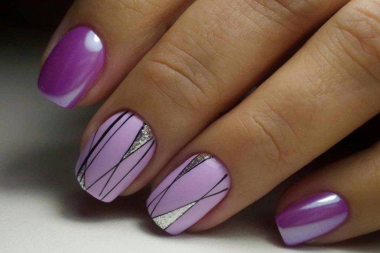 Manucure violette pour ongles courts
