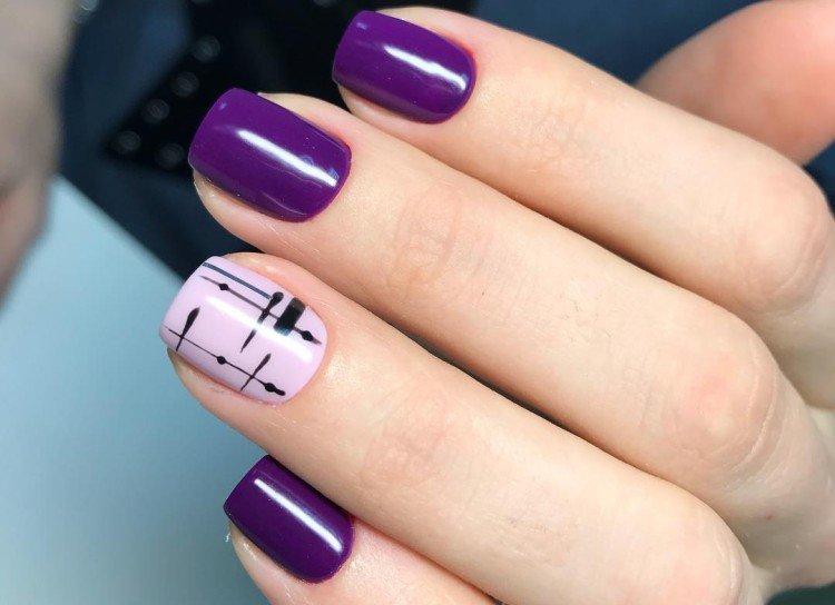 Manucure violette pour ongles courts