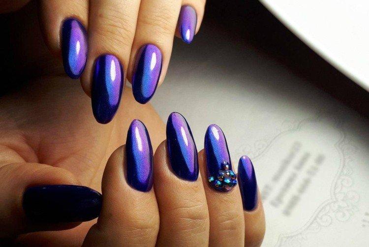 Manucure violet foncé