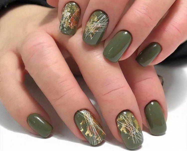 Manucure verte avec du papier d'aluminium