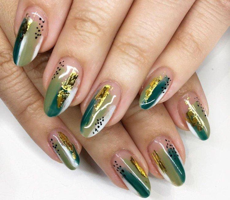 Manucure verte avec du papier d'aluminium