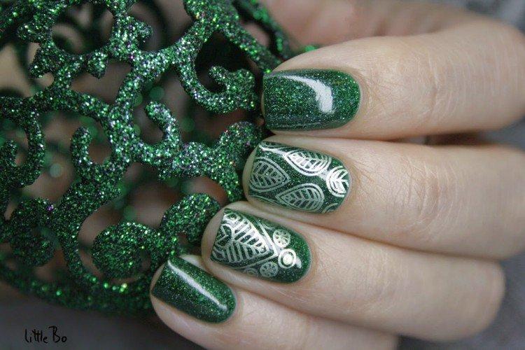 Manucure verte avec estampage
